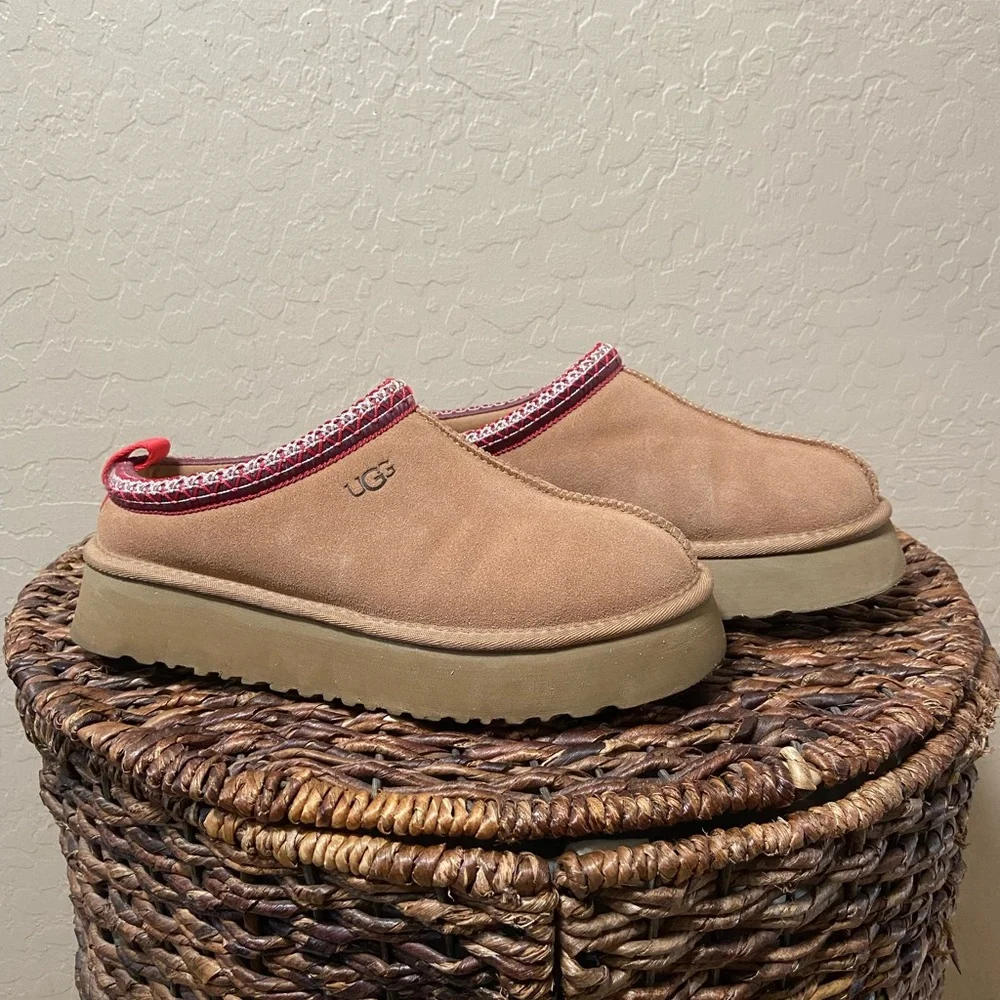 🚨SOLD🚨UGG Tan Tasman Suede Mule with Red Patterned Trim Size 11 - Picture 1 of 8